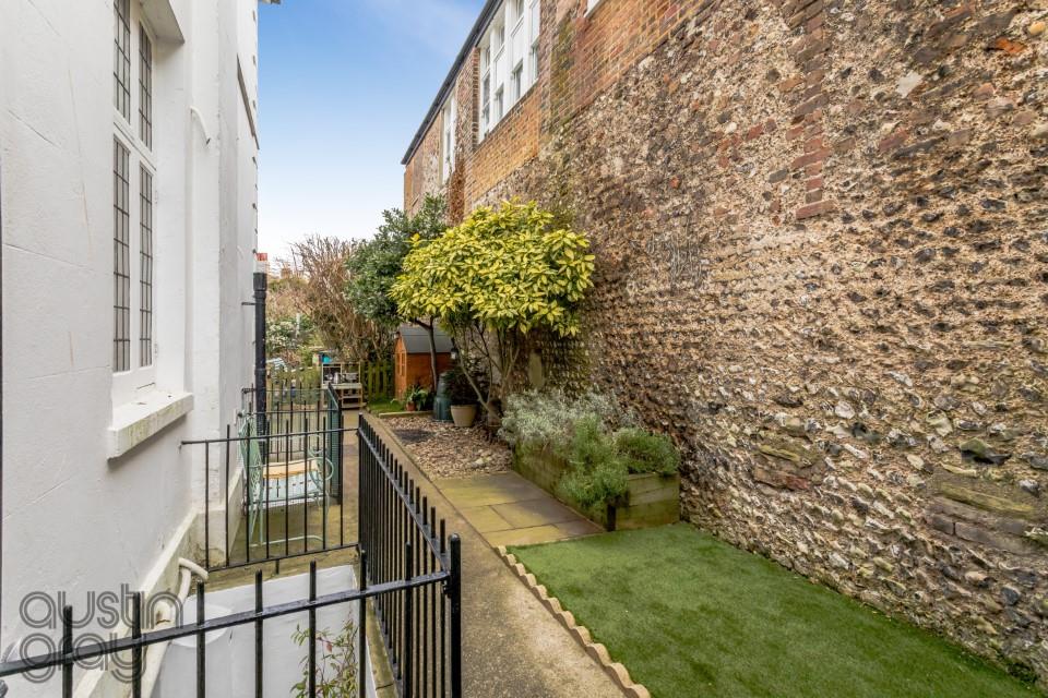 Clifton Hill, Brighton Austin Gray