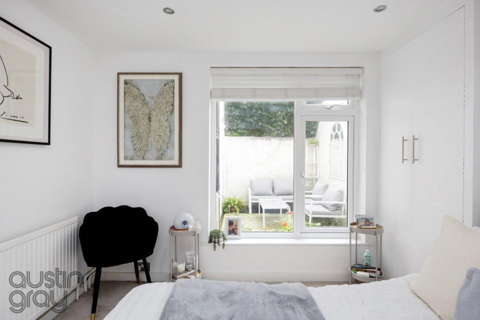 Hova Villas, Hove Austin Gray