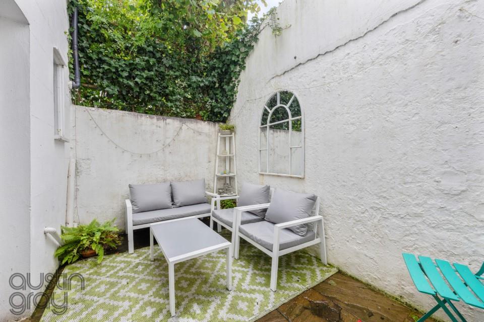 Hova Villas, Hove Austin Gray