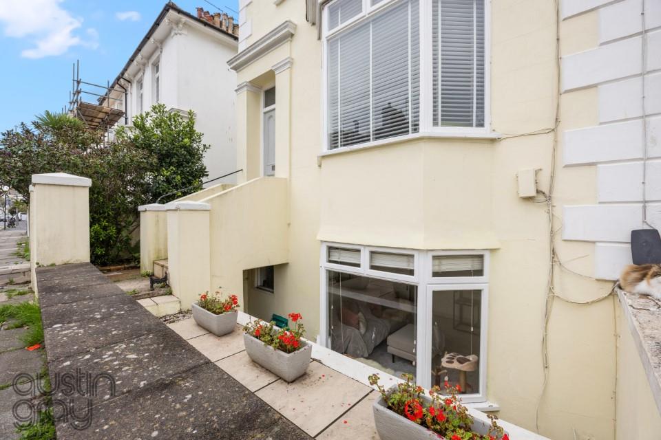 Hova Villas, Hove Austin Gray