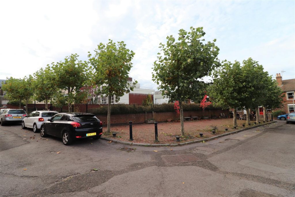 Culverden Square3.JPG